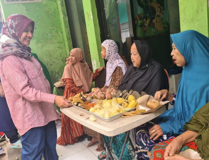 Romantisnya DPPPA Makassar Bareng Lansia Nikmati Menu di Festival Rebus