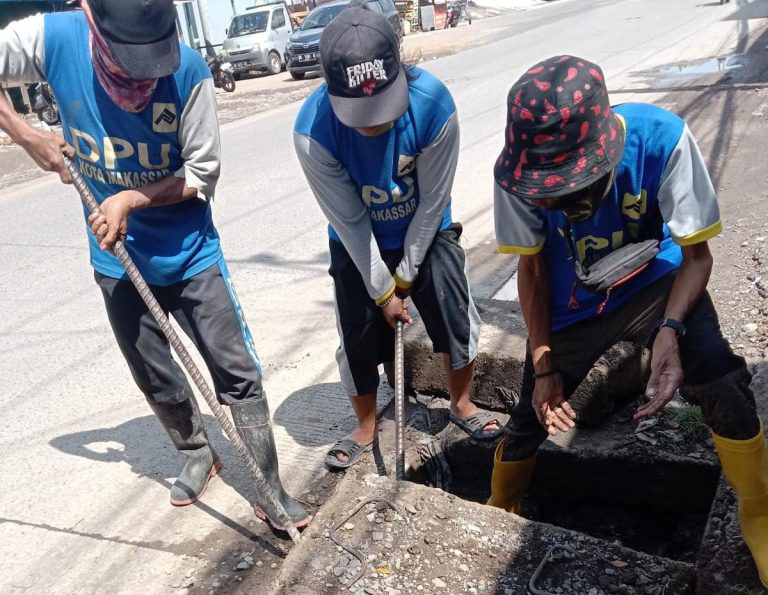 Tim Satgas Drainase Dinas PU Kota Makassar Tetap Berikan Pelayanan Terbaik Dibulan Suci Ramadhan