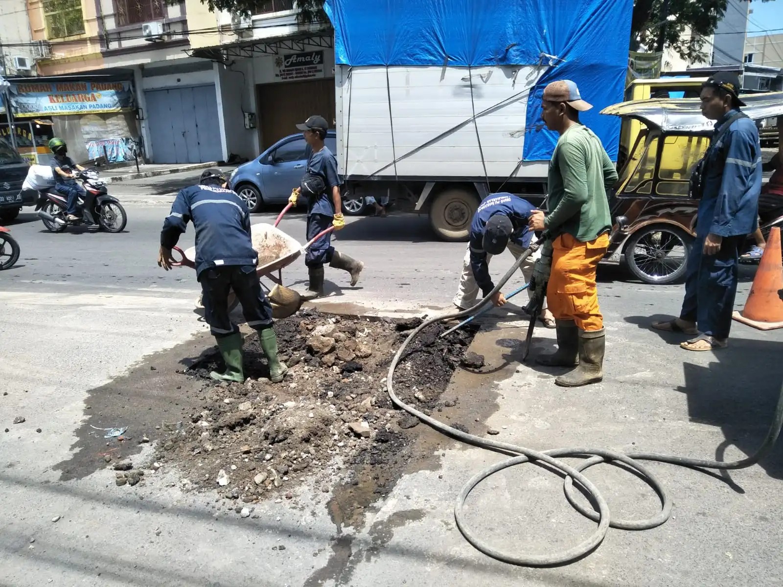 Ditengah Aksi Unjuk Rasa Satgas Sapulubang DPU Kota Makassar Tetap Bekerja