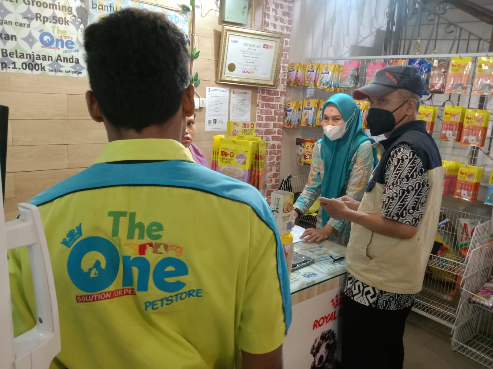 Kegiatan Pengawasan Obat Hewan di The One Pet oleh Petugas Bidang Peternakan dan Kesehatan Hewan Dinas Perikanan dan Pertanian Kota Makassar