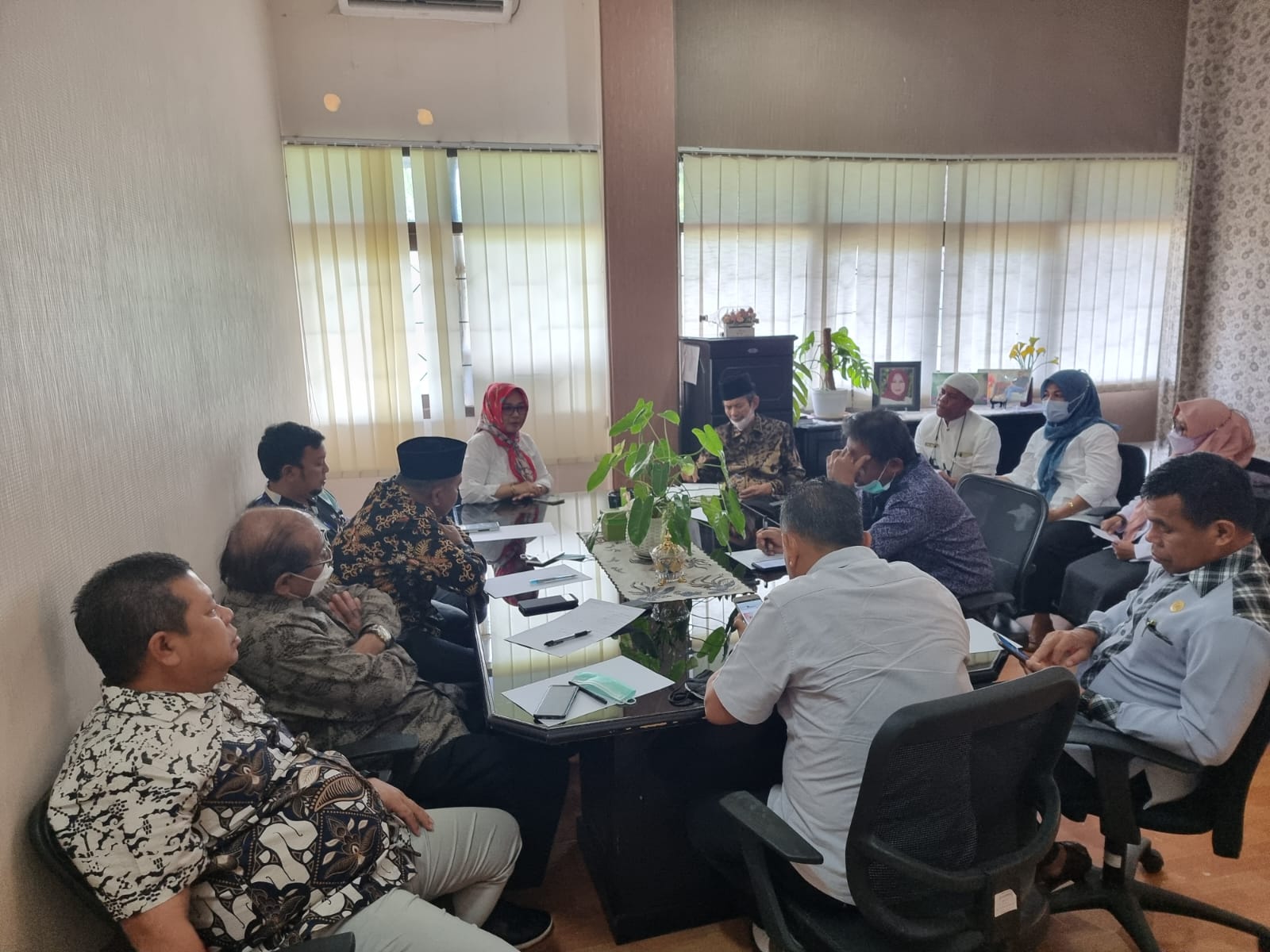 Kunjungan kerja legislator DPRD Kota Bau-Bau yang diterima oleh sekretaris dinas dr. Ardin Sani, M.Kes, di ruang rapat Dinas Perikanan dan Pertanian Kota Makassar