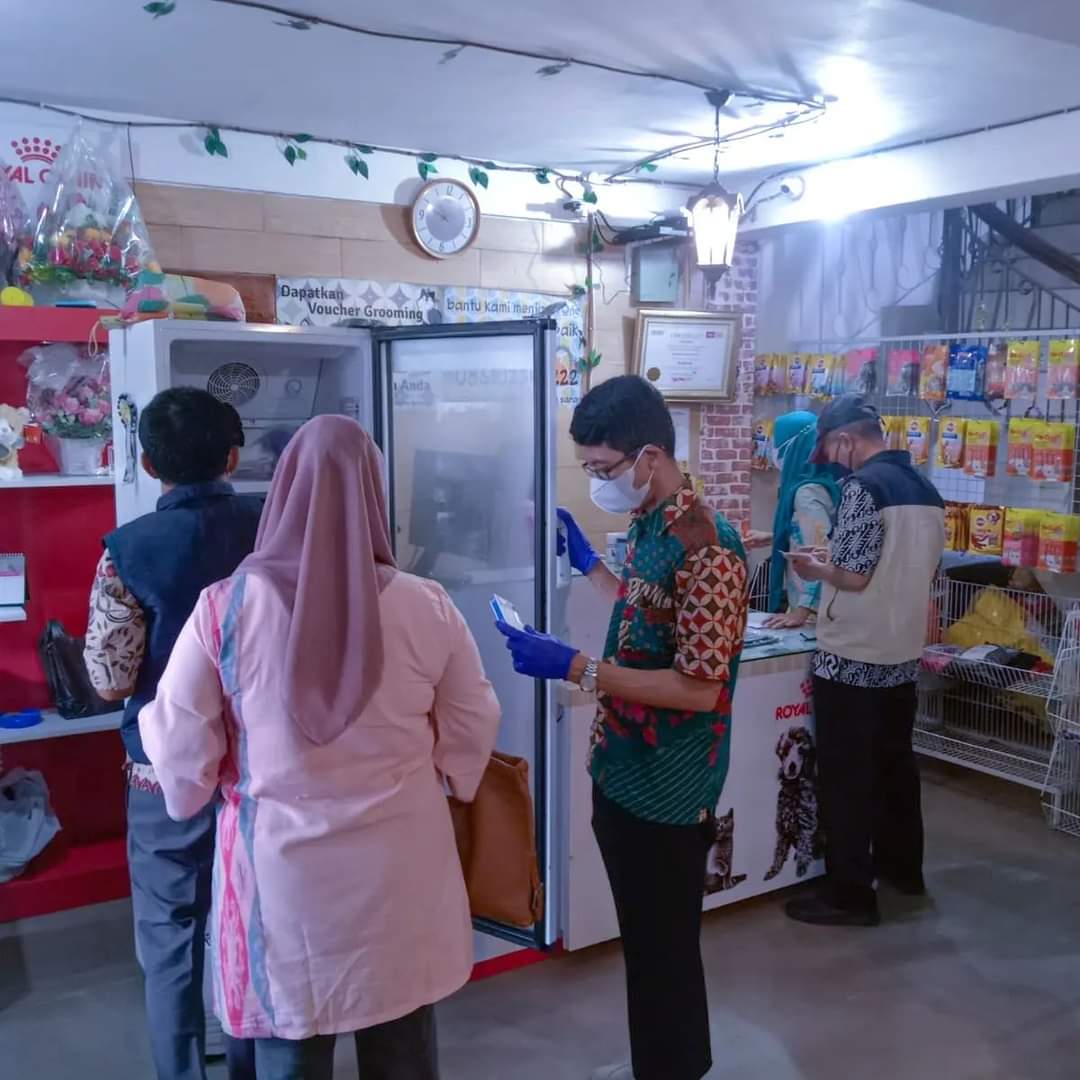 Kegiatan Pengawasan Obat Hewan di The One Pet oleh Petugas Bidang Peternakan dan Kesehatan Hewan Dinas Perikanan dan Pertanian Kota Makassar. Jl. Anggrek Raya. 