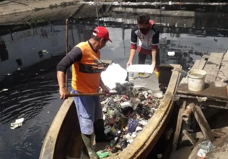 Maksimalkan Saluran Air, Satgas Dinas PU Makassar Rutin Bersihkan Kanal