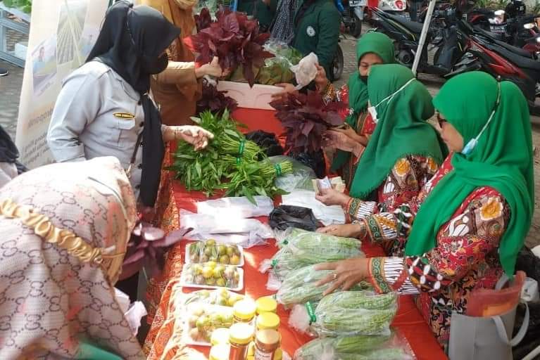 Gelar Pasar Tani Ramadhan oleh Pasar Tani Anging Mammiri binaan Dinas Perikanan dan Peranian Kota Makassar. Menghadirkan produk segar dan olahan dari petani dan UMKM kota Makassar, dilaksanakan di are