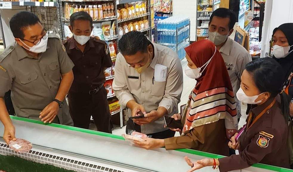 Tim teknis Kesmavet Dinas Perikanan dan Pertanian melakukan kegiatan pengawasan produk peternakan dan pelayanan Meat Care di Toserba Baji Pamai dan Toserba Gelael