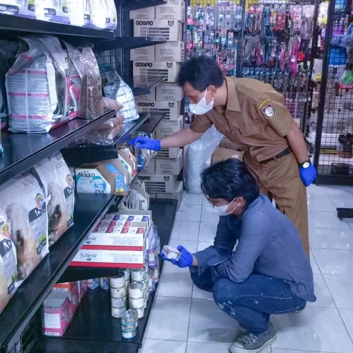 Kegiatan Rutin Pengawasan Obat Hewan Tim Teknis Bidang Peternakan dan Kesehatan Hewan Dinas Perikanan dan Pertanian Kota Makassar di dua lokasi pengawasan, Sky Petshop Jalan Poros Paccerakkang dan You