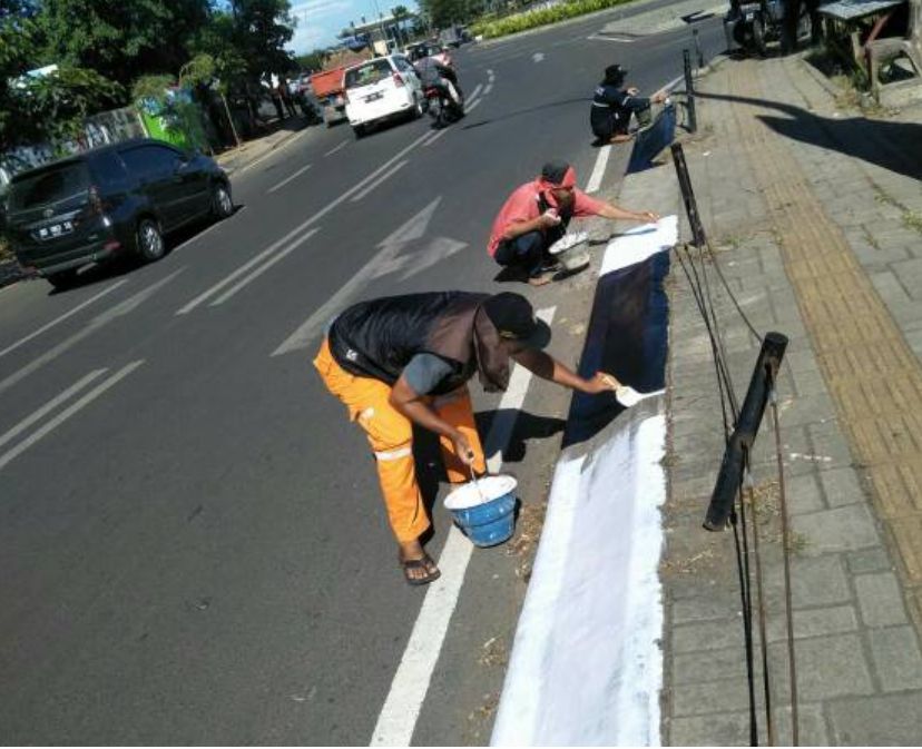 Jaga Estetika Kota, Tim Satgas Bidang Jalan Dinas PU Makassar Lakukan Pengecetan Trotoar