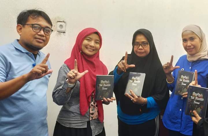 Penyerahan Buku dari Manager Telkomsel