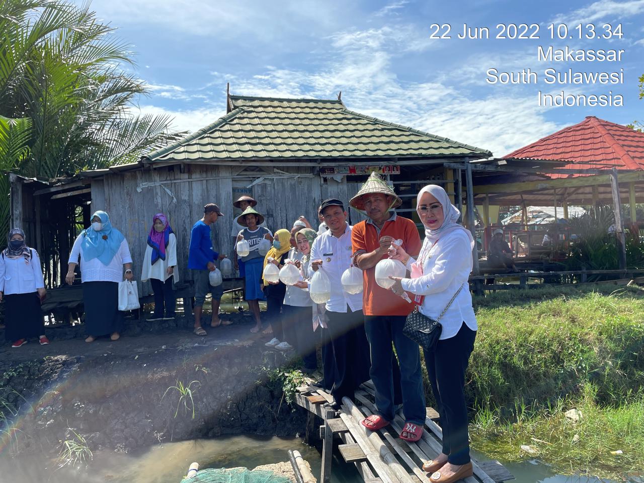 Penyerahan bantuan benih ikan bandeng (nener), benih udang (benur) dan pakan pembesaran oleh kepala Dinas Perikanan dan Pertanian Kota Makassar Evy Aprialti, SE, MM dan Lurah Lakkang kepada kelompok p