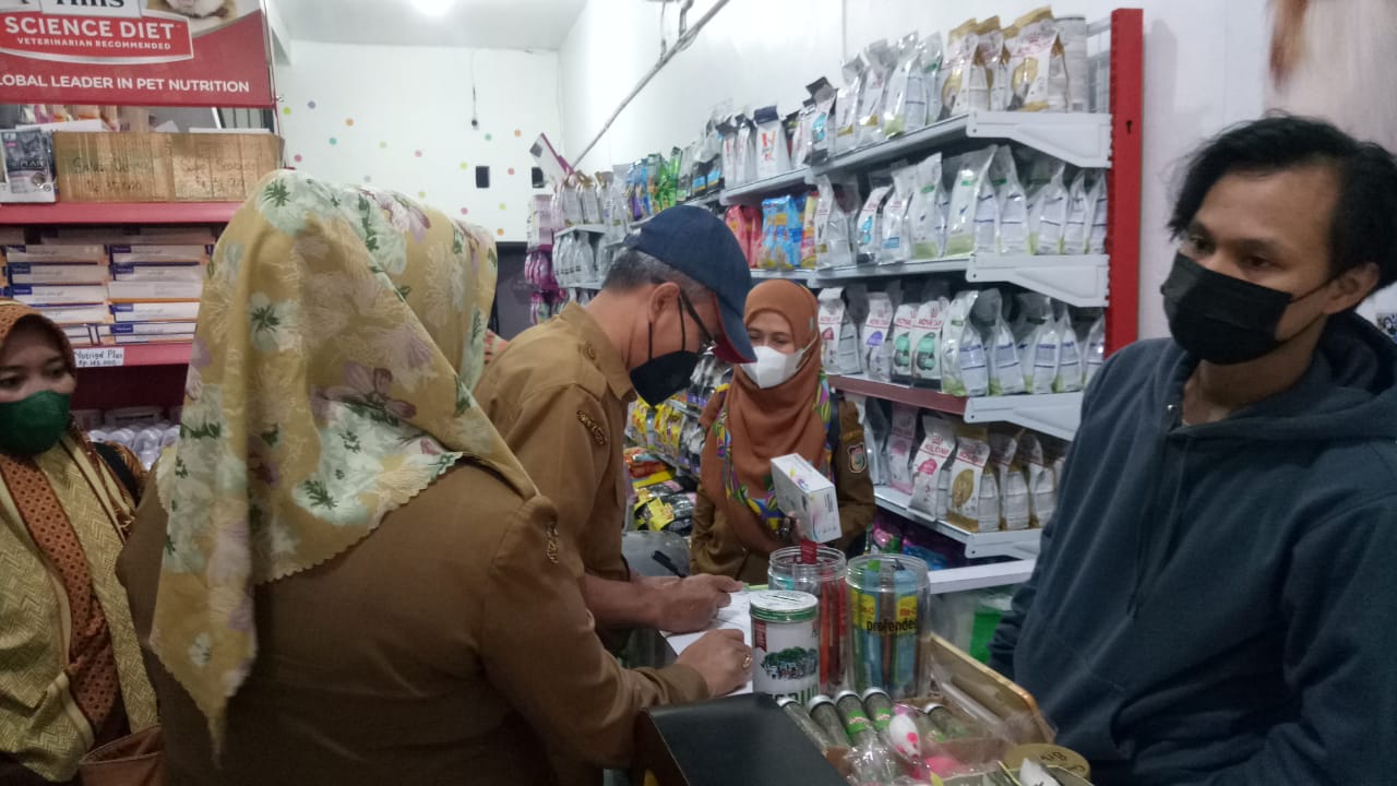 Dinas Perikanan dan Pertanian melakukan kegiatan Pengawasan Obat Hewan di 3 lokasi yaitu : La Costae Jalan Abdullah Dg. Sirua, Bee Pet Mart Abdesir Jalan Abdullah Dg. Sirua dan Bugis Petshop Jalan Abd