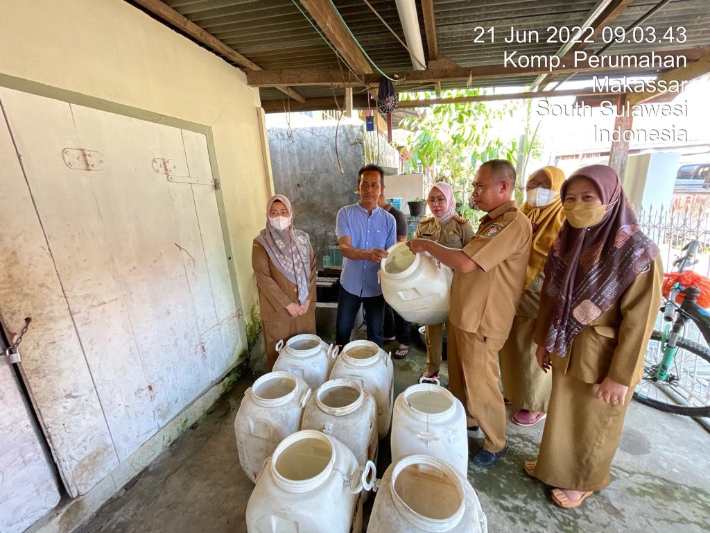 Dinas Perikanan dan Pertanian melakukan Penyerahan bibit ikan lele ke Kelompok Mekar Kel. Parang Tambung Kec. Tamalate