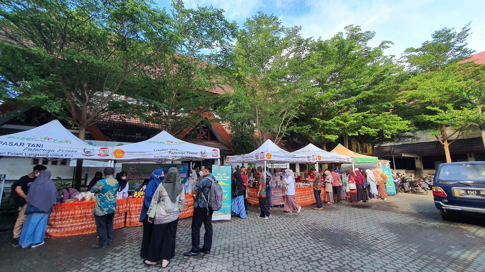 Dinas Perikanan dan Pertanian melaksanakan kegiatan Pasar Tani yang diikuti oleh Kelompok Tani Binaan DP2, Kelompok Wanita Tani (KWT) dan Usaha Kecil Menengah (UKM)