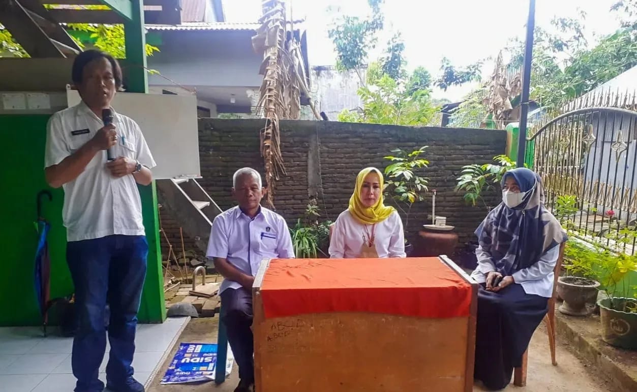 Dinas Perikanan dan Pertanian melakukan kegiatan Penebaran Benih Ikan Lele di Kolam Bioflok di UPT. Pembibitan DP2