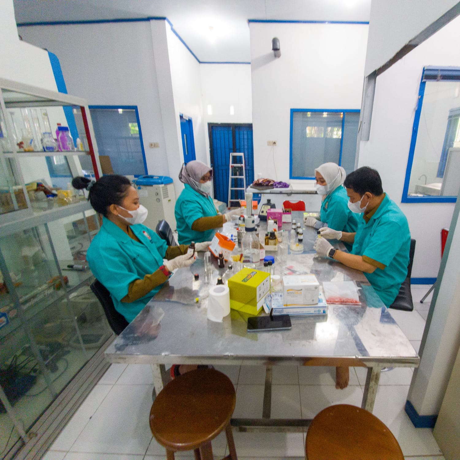 Dinas Perikanan dan Pertanian melakukan kegiatan rutin Pemeriksaan Sampel Daging Sapi, Ayam Broiler dan Olahan (Sosis, Nugget dan Bakso) di Laboratorium Kesehatan Masyarakat Veteriner Sudiang