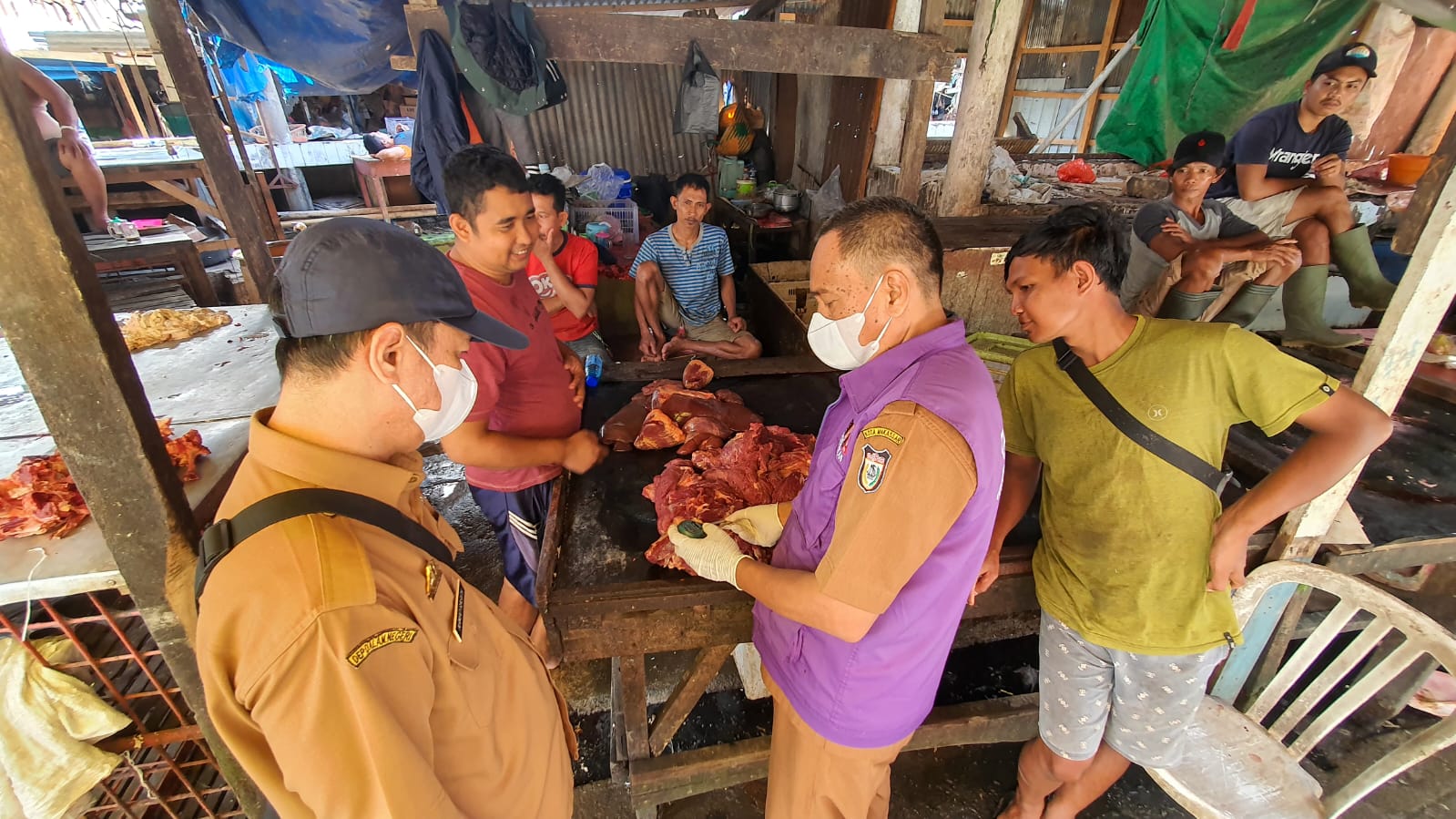 Dinas Perikanan dan Pertanian melakukan kegiatan Pengawasan Produk Asal Hewan dan Olahannya di Pasar Niaga Daya serta Pemeriksaan Sampel Pada Laboratorium Mobile (Meat Care).