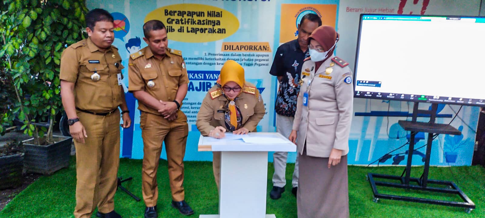 Dinas Perikanan dan Pertanian Kota Makassar Dr. Ardin Sani melakukan penandatanganan Berita Acara Konsultasi Public dalam rangka riview Standard Pelayanan Balai Besar (KIPM) Kota Makassar