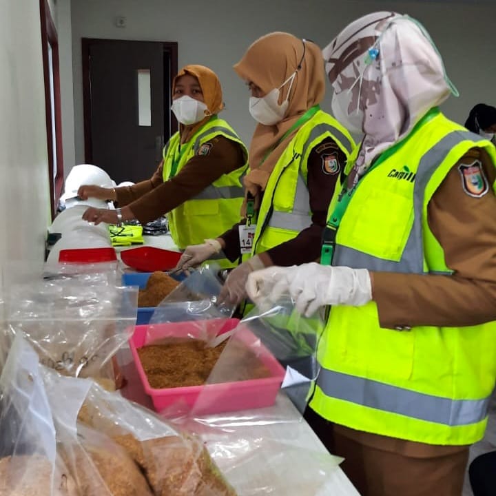 Dinas Perikanan dan Pertanian melakukan kegiatan Pengawasan dan Pengambilan Sampel Pakan Ternak di PT. Cargill Makassar - Indonesia