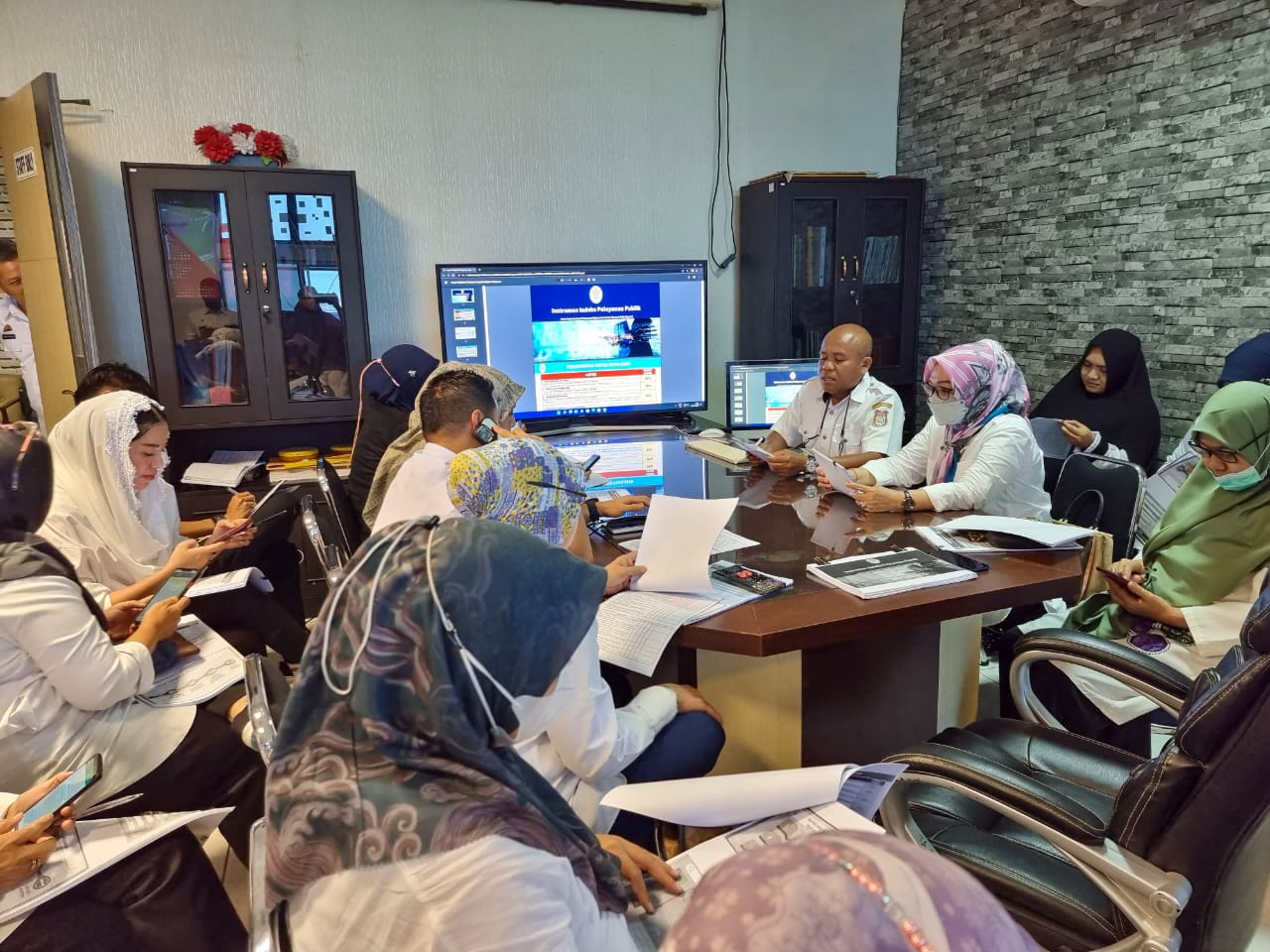 Sekretaris Dinas Perikanan dan Pertanian (DP2) Kota Makassar Dr. Ardin Sani menghadiri Rapat Persiapan Penilaian Kepatuhan Penyelenggara Pelayanan Publik Ombudsman Republik Indonesia dan Kemenpan RB y