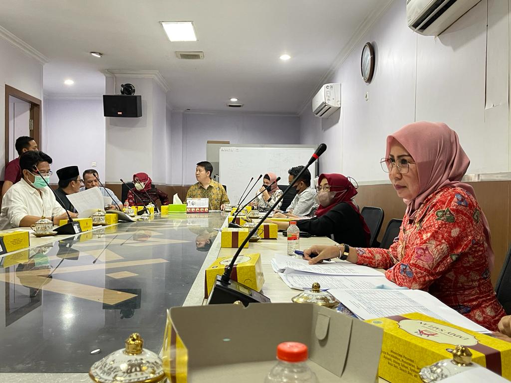 Kepala Dinas Perikanan dan Pertanian (DP2) Kota Makassar Evy Aprialti, SE, MM,. di dampingi oleh Kepala Bidang Perikanan (DP2) Suriati, S.Pi. MM dan Kepala Sub. Bagian Keuangan (DP2) Rahmawati Oesman,