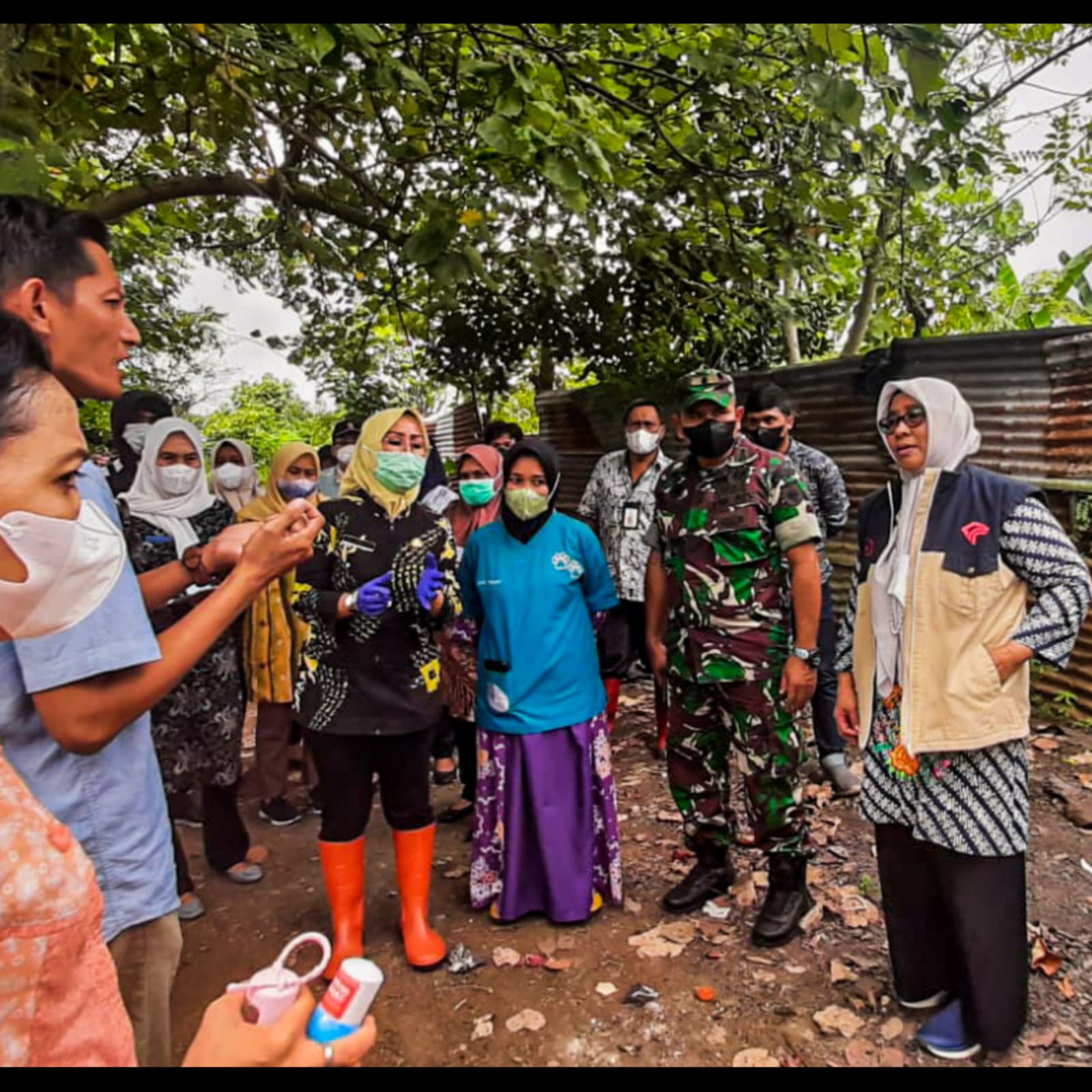 Kepala Dinas (DP2) Evy Aprialti, SE., MM didampingi oleh Kepala Bidang Peternakan dan Kesehatan Hewan (DP2) A. Herliyani, S.TP., MM bersama Satgas Tim Gerak Cepat (GRC) PMK melakukan pengawasan dan in