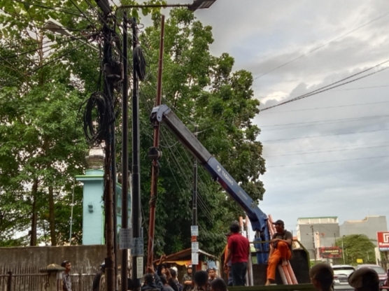 Dinas PU Makassar Cabut Tiang Fiber Optik di Kecamatan Panakkukang