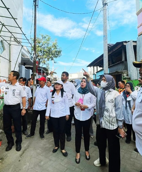 Kepala Dinas Perikanan dan Pertanian (DP2)  kota Makassar Evy Aprialty, SE, MM, mendampingi Wakil Walikota Makassar Fatmawati Rusdi, SE, MM melakukan kunjungan dalam rangka monitoring progress pembena