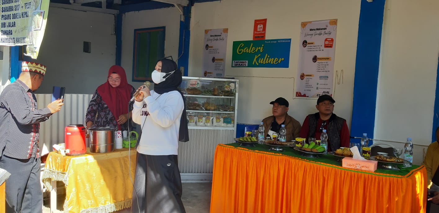 Wakil Walikota Makassar Fatmawati Rusdi didampingi oleh Kepala Bidang Padi, Palawija dan Hortikultura Dinas Perikanan dan Pertanian (DP2) Kota Makassar Ir. Indriaty Djaharuddin melakukan kunjungan ke 