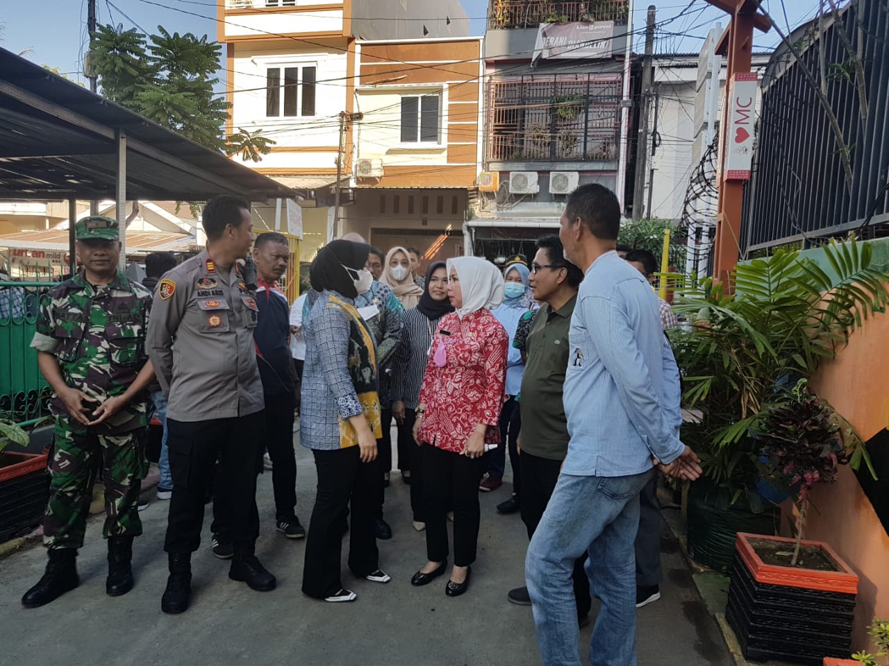 Jelang di lounchingnya lorong wisata, Wakil Wali Kota (Wawali) Makassar, Fatmawati Rusdi, rutin turun ke lorong guna memantau progres perbaikan lorong