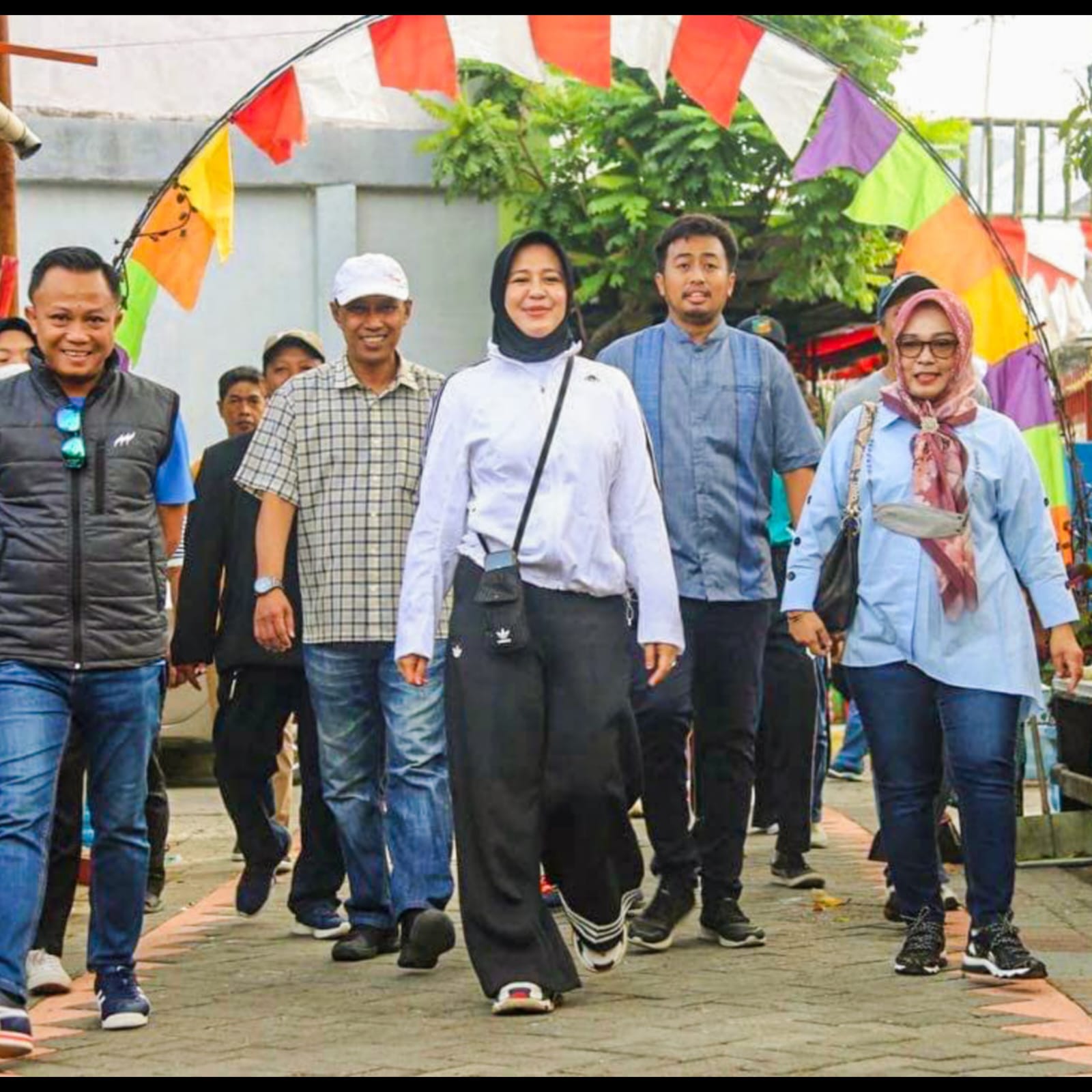 Sekretaris Dinas Perikanan dan Pertanian Ardin Sani mendampingi Wakil Walikota (Wawali) Makassar Fatmawati Rusdi saat melakukan Kunjungan ke tiga lokasi Lorong Wisata di Kota Makassar