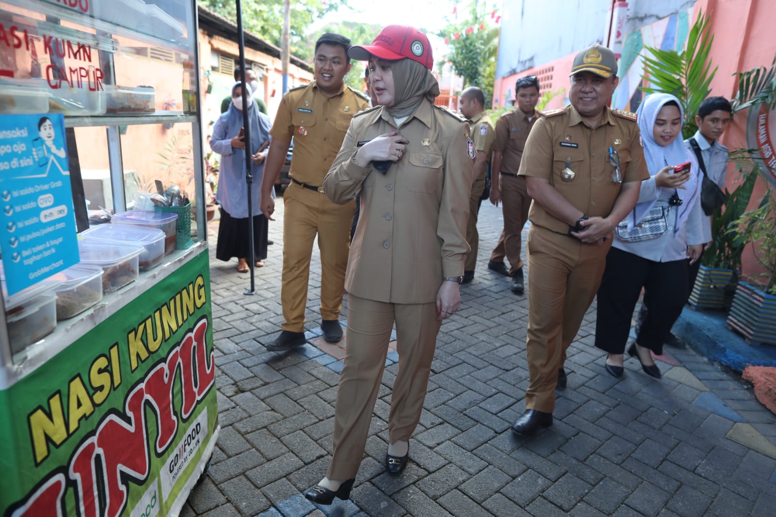 Kunjungi Longwis, Fatmawati Rusdi Sarapan Nasi Kuning di Lorong