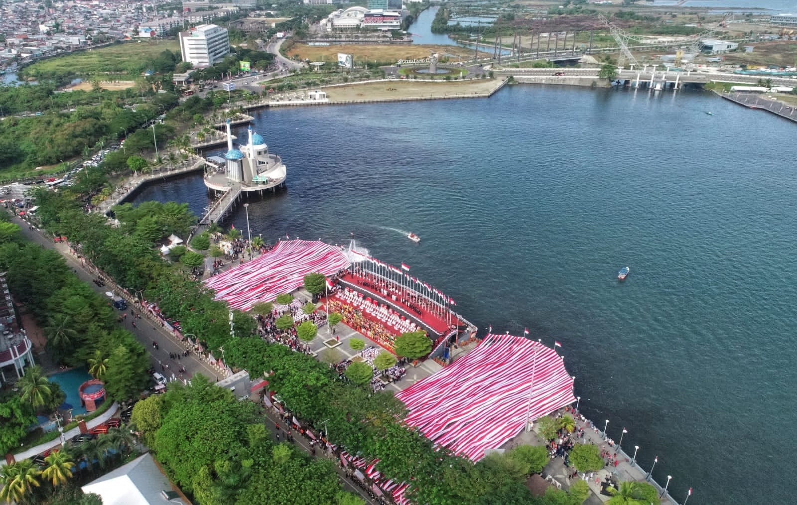 5.005 Meter Bendera Merah Putih Selimuti Anjungan Losari