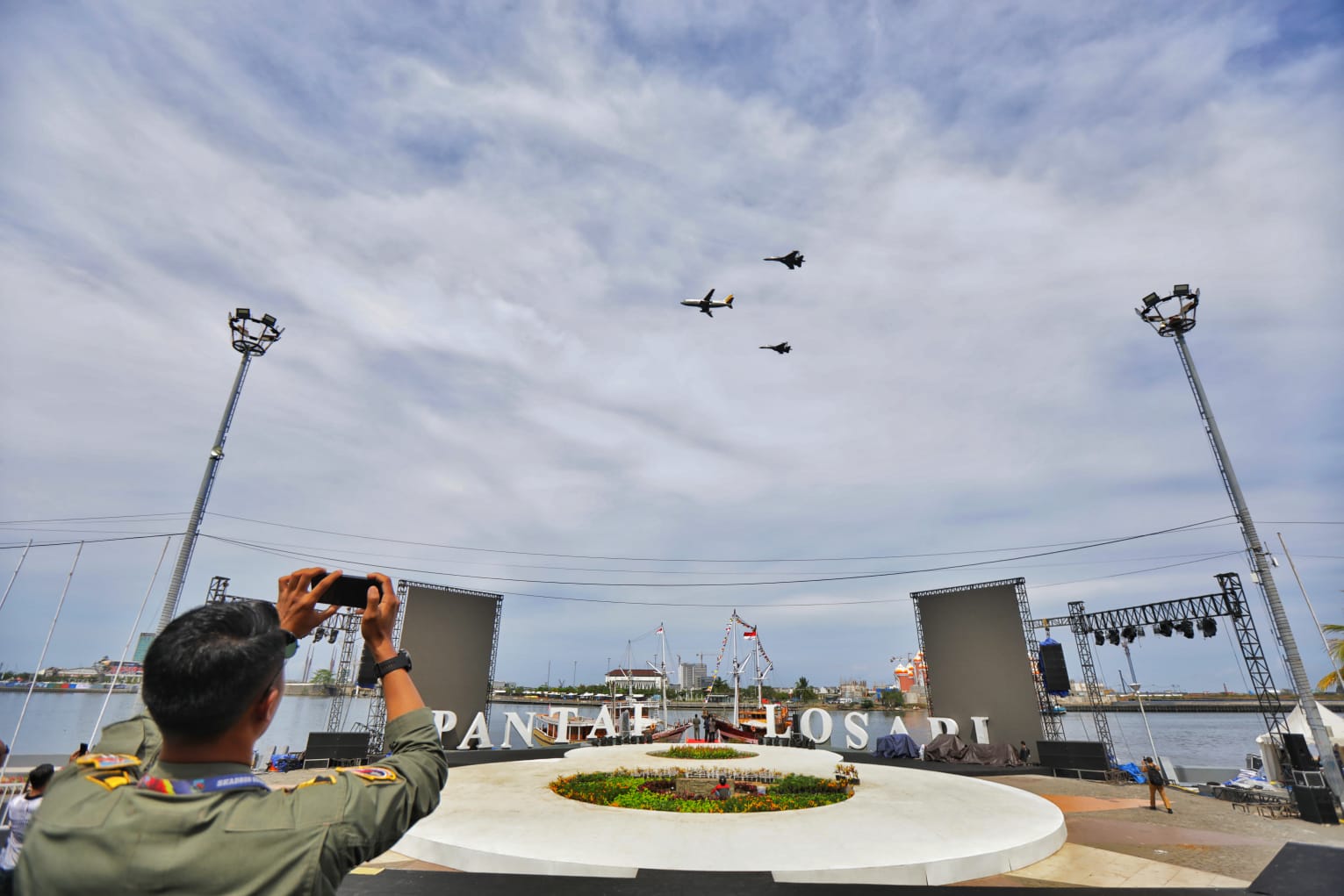 H-1, Sukhoi Mengudara di atas Laut Losari Gelar Latihan demi Sukseskan Pembukaan Makassar F8