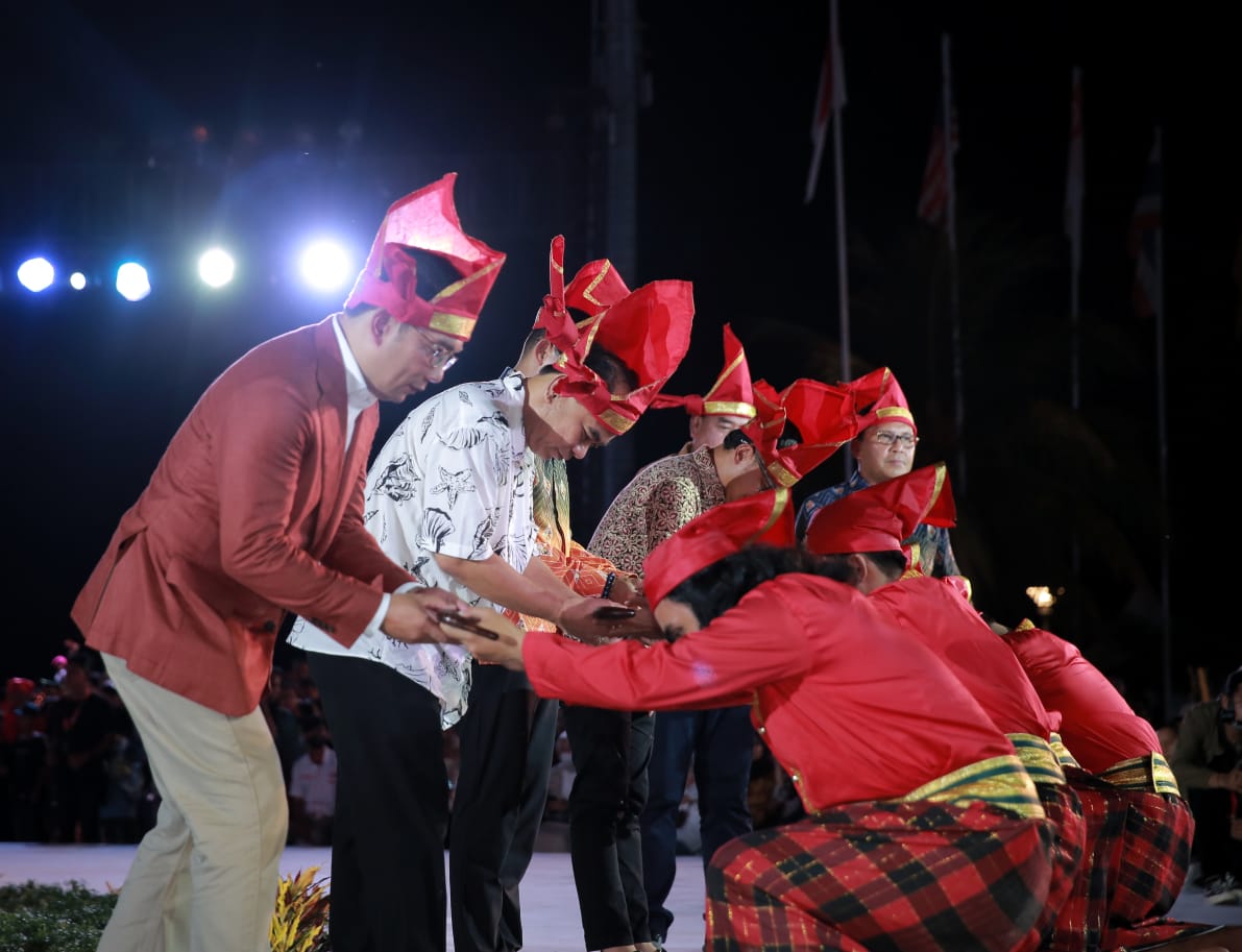 Empat Tokoh Nasional Terima Badik Pusaka Khas Makassar