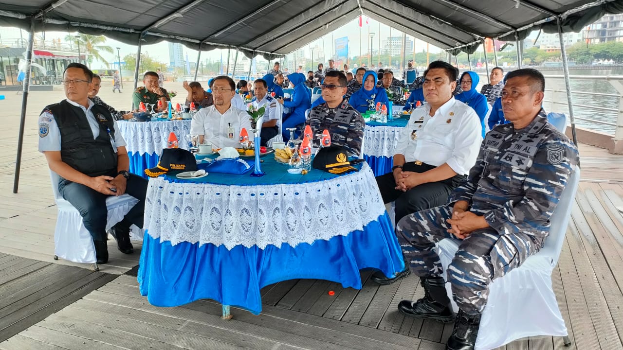 Sukseskan F8, Lantamal Vl Makassar Gelar Aksi Bersih Laut di Kawasan Pantai Losari 