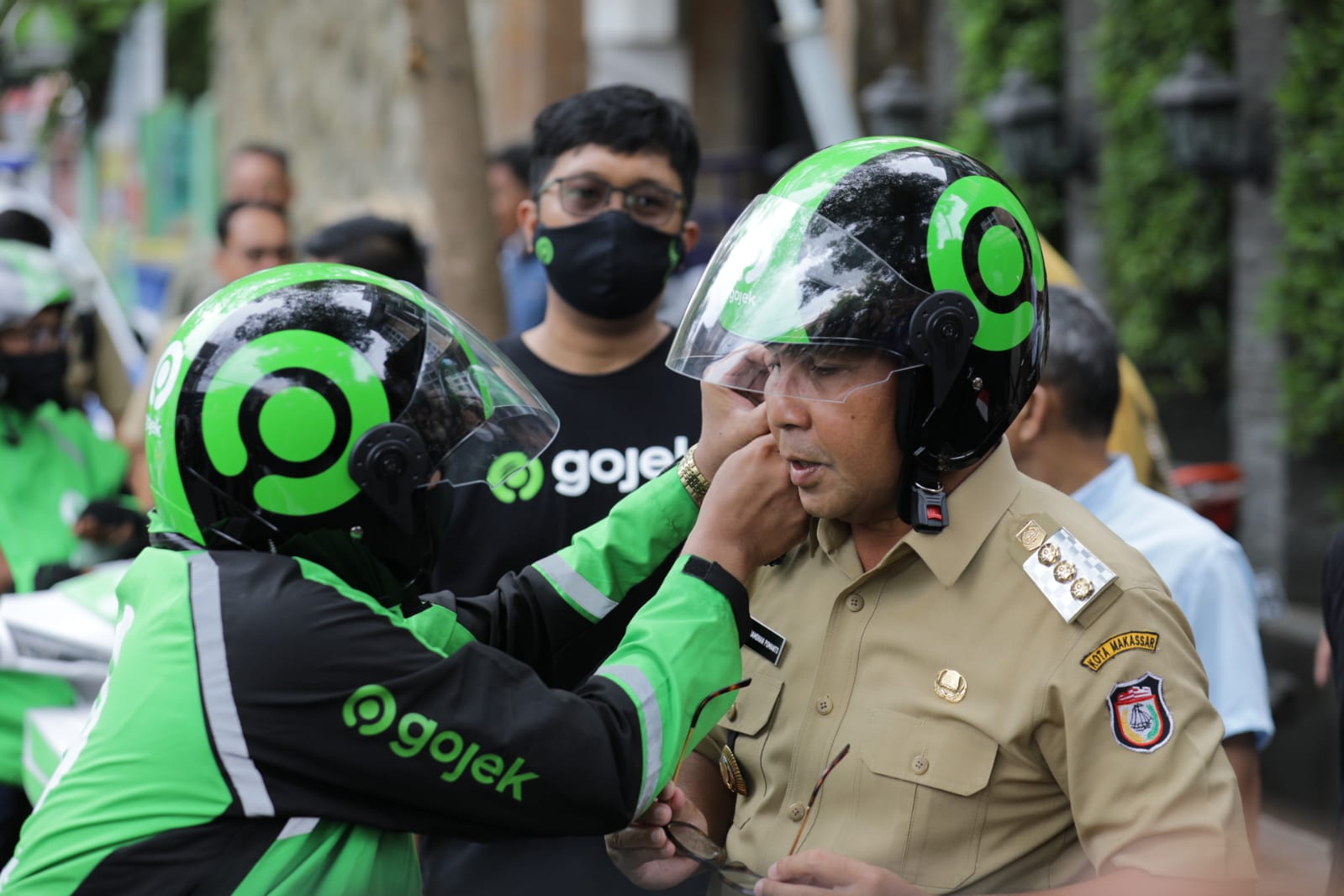 Pesan Khusus Lewat Aplikasi, Danny Pomanto Diantar Pakai Motor Listrik ke Balai Kota Saat Ojol Day