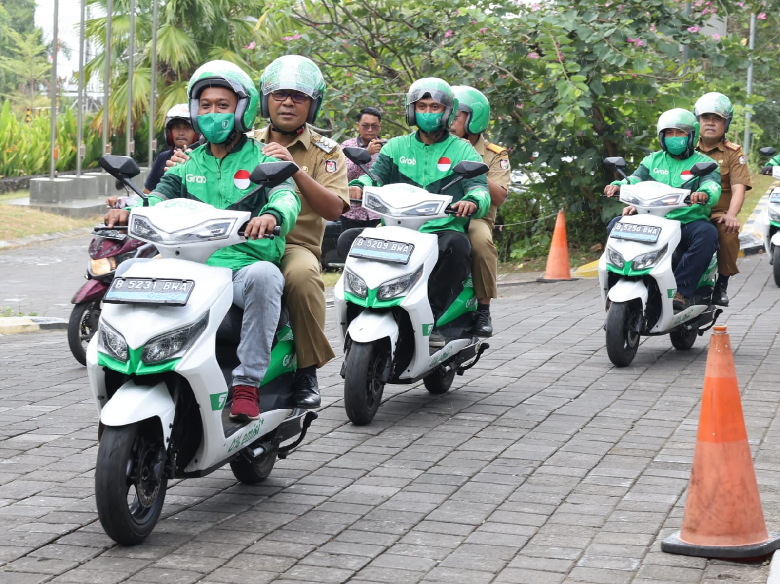 Menggunakan Ojol Grab Menuju Lokasi Kegiatan, Wali Kota Makassar Terobos Hujan Menggunakan Motor