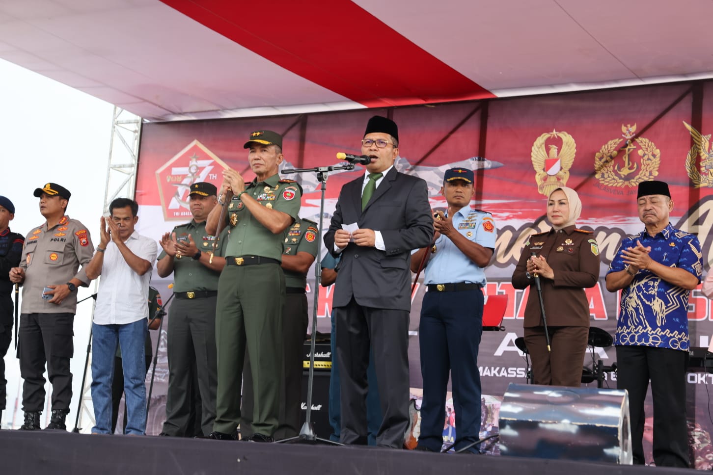 Wali Kota Makassar Bersama Pangdam XIV/Hasanuddin Buka Pameran Alutsista TNI