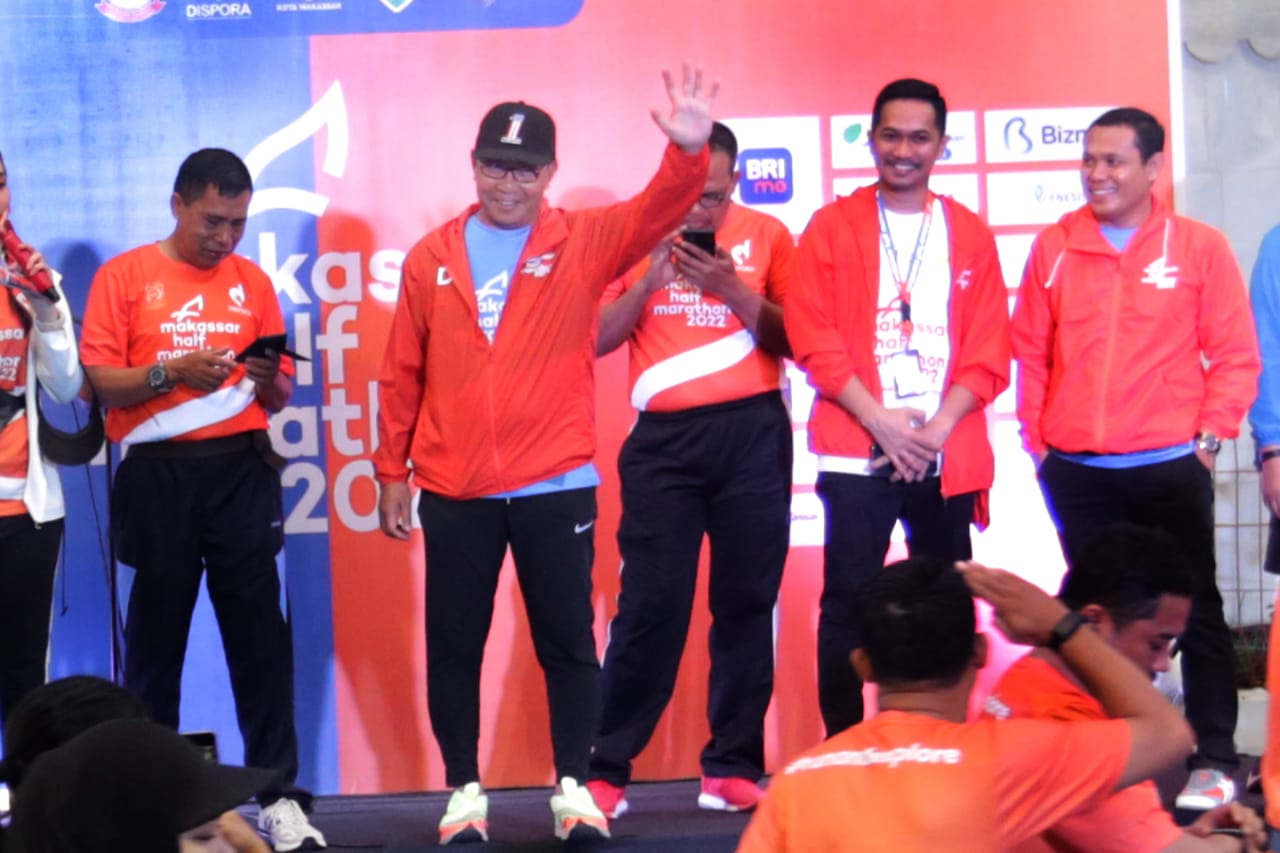 Danny Pomanto Lepas Ribuan Peserta Makassar Half Marathon 2022