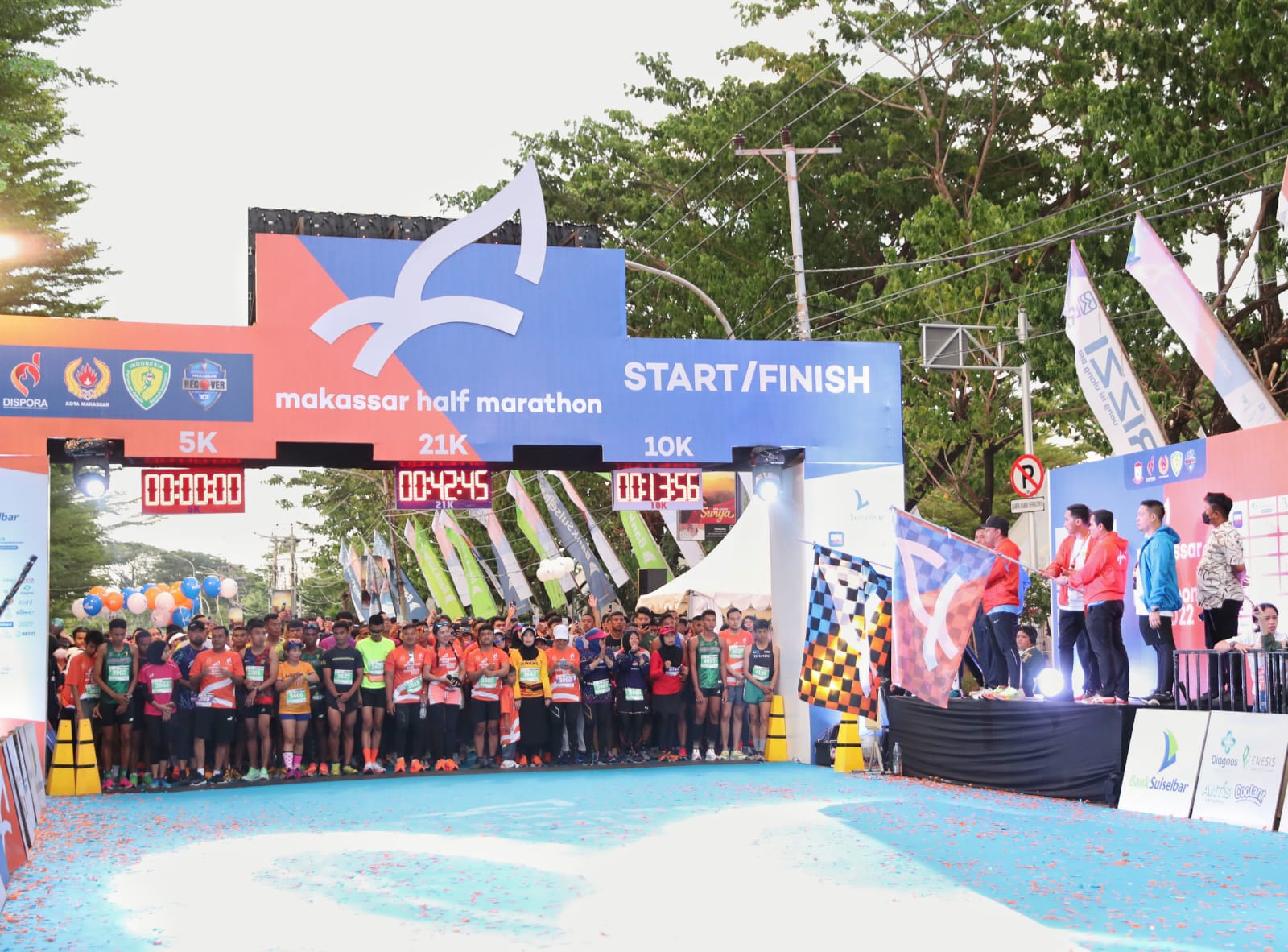 Tim Medis Dinkes Makassar Siaga di Half Marathon 2022
