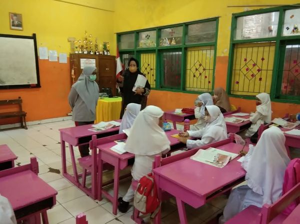 Camat Wajo Puspawati didampingi sekertsaris Camat Wajo Oddang Nai mengunjungi Sekolah guna memantau jalannya proses belajar tatap muka