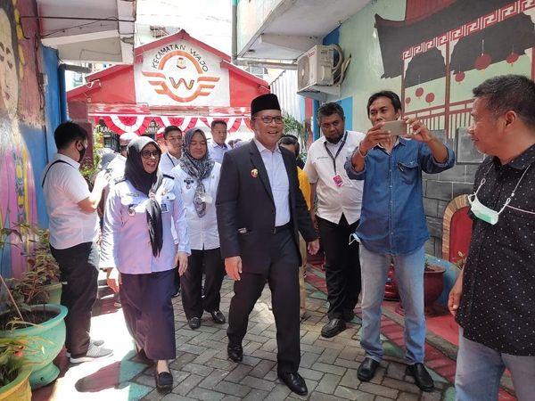 Walikota Makassar, @dpramdhanpomanto mengunjungi Lorong Wisata (Longwis) Melatih