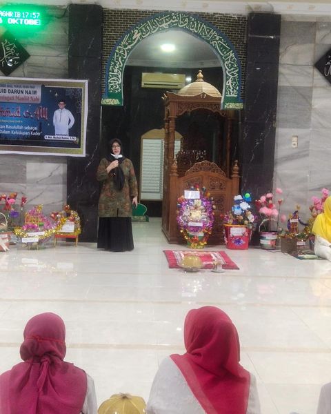 Memperingati Maulid Nabi Besar Muhammad SAW, Camat Wajo Puspawati Hera.S.Sos.,M.Si memberikan kata sambutan di beberapa Mesjid di wilayah Kecamatan Wajo