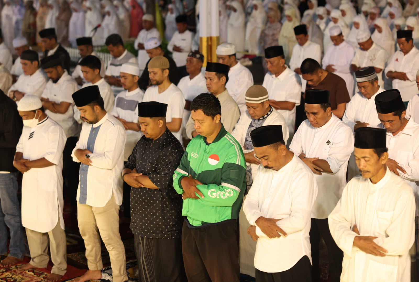 Driver Ojol Ikut Serta Hadiri Shalat Subuh Berjamaah, Doakan Kota Makassar