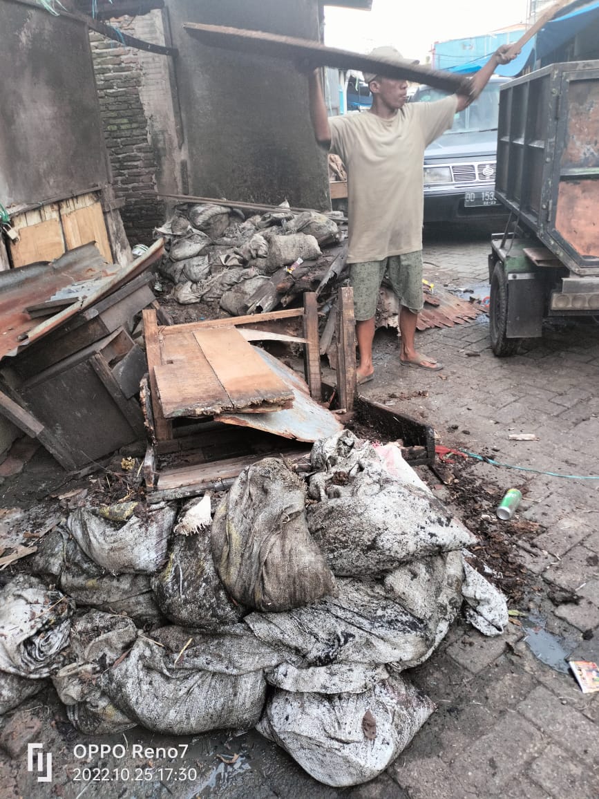 Lurah Tabaringan Bersama Tim Satgas PU Kota Makassar Bersihkan Drainase