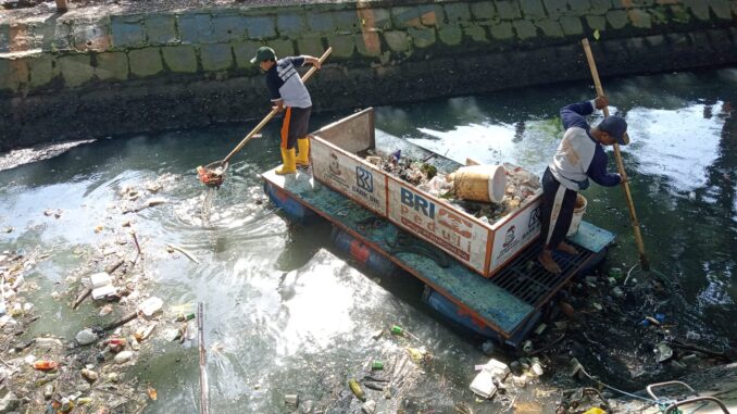 Antisipasi Genangan di Musim Hujan, Dinas PU Makassar Masif Bersihkan Kanal