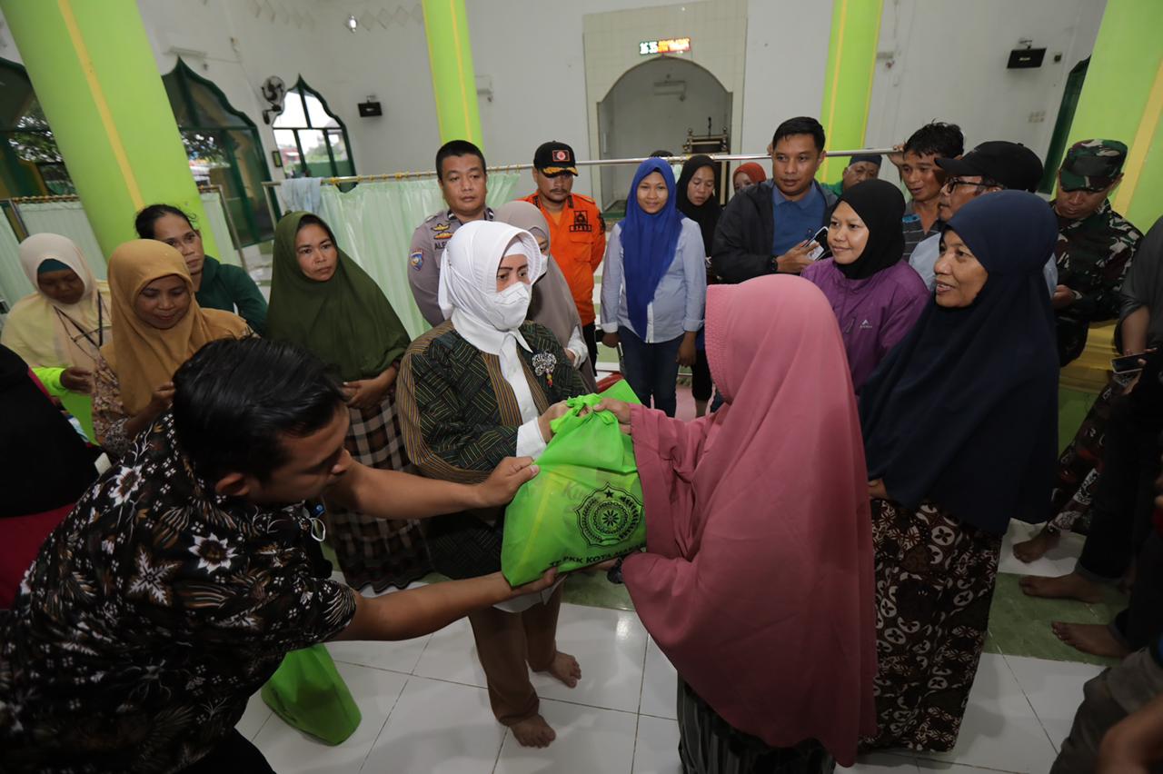Ketua TP PKK Kota Makassar Kunjungi Korban Terdampak Banjir di Manggala