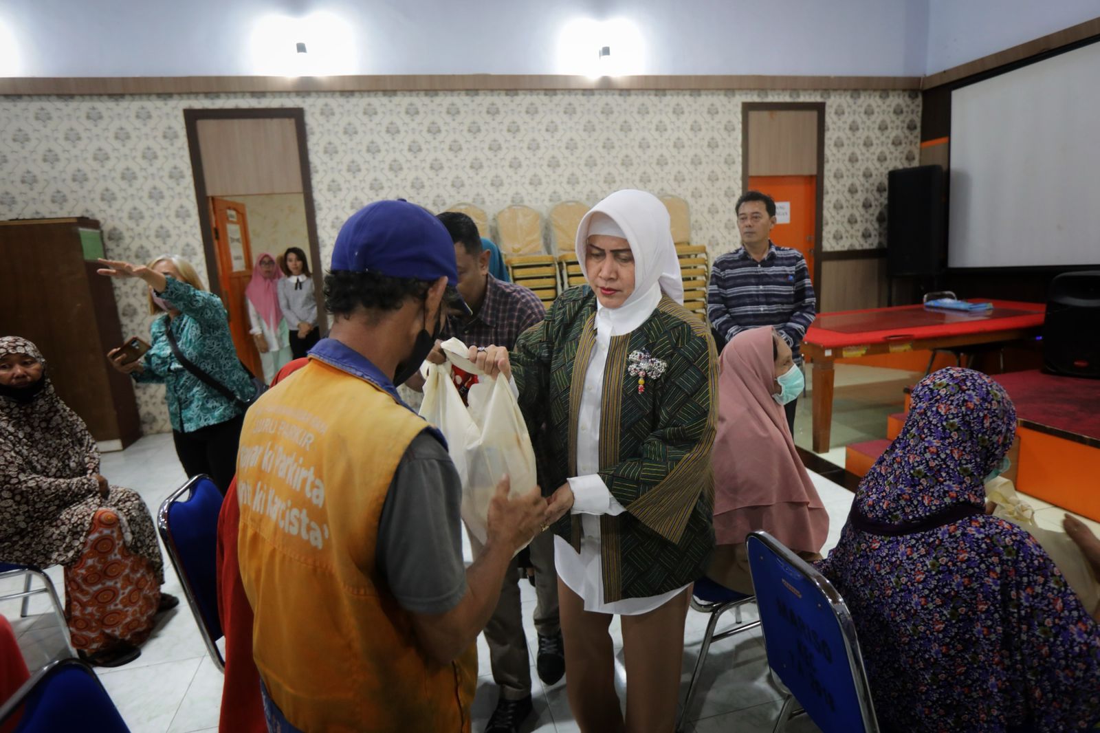 Cuaca Ekstrem, Ketua TP PKK Kota Makassar Berbagi Sembako