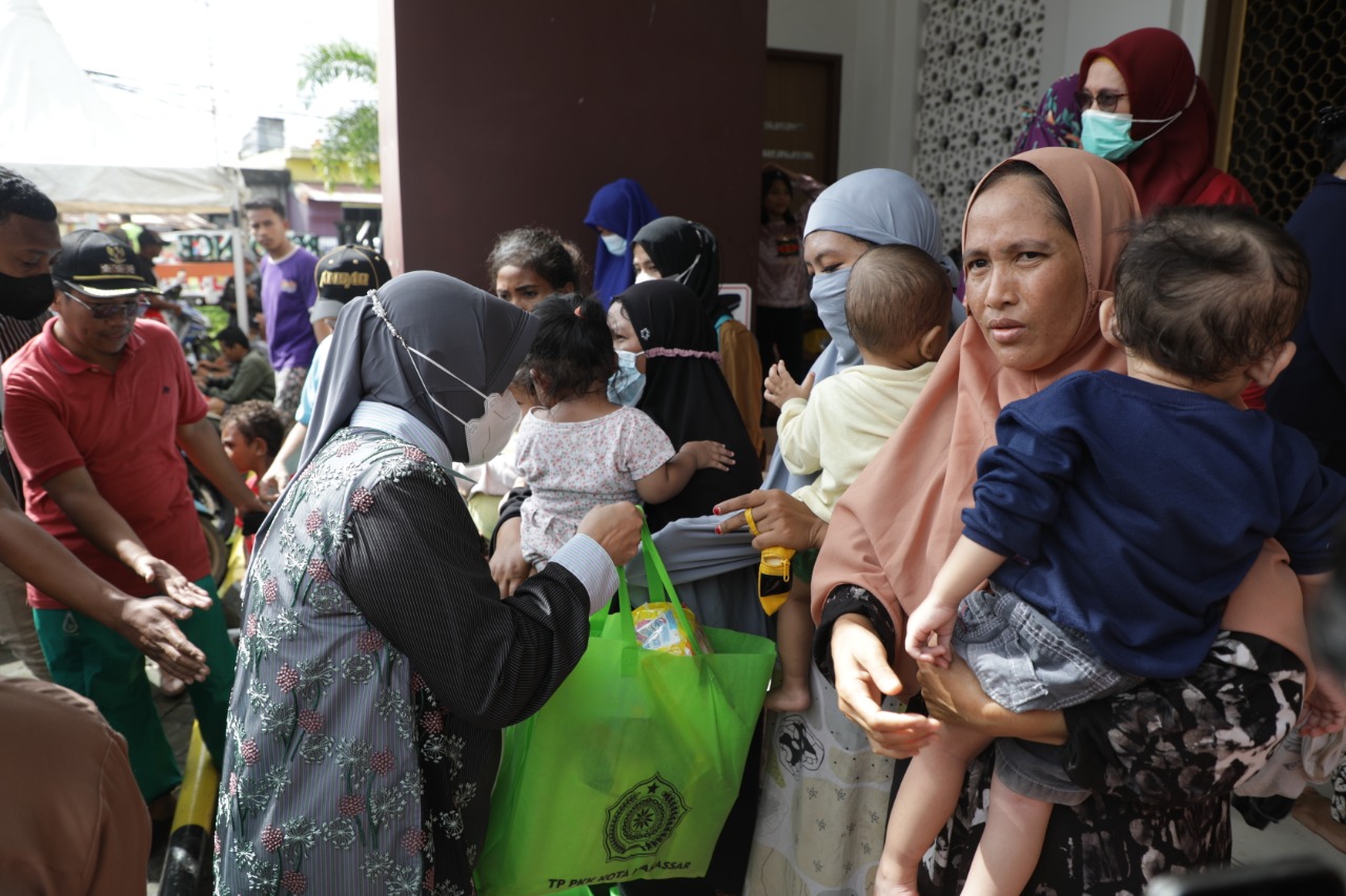 Indira Yusuf Ismail Serahkan Bantuan Bagi Korban Banjir di Kecamatan Biringkanaya