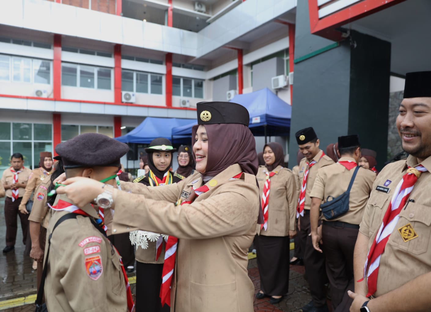 Diguyur Hujan, Fatmawati Rusdi Semangati Peserta Lomba LT II Kwartir Cabang Panakkukang