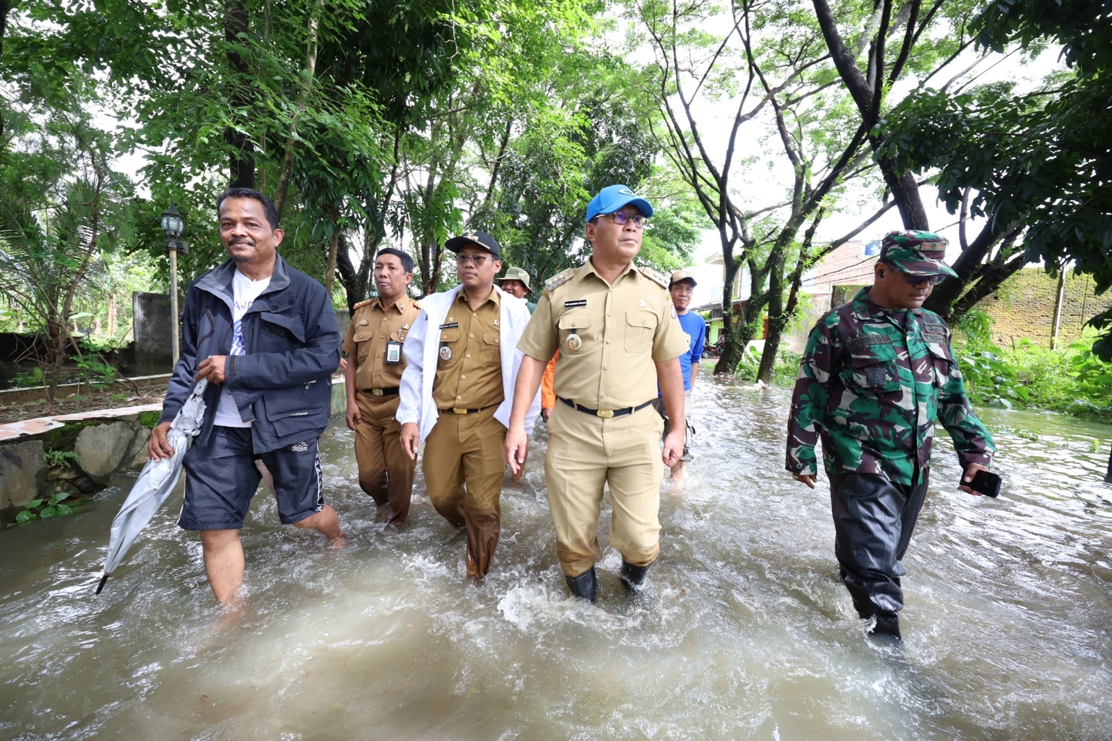 Danny Pomanto Tinjau Lokasi Banjir di Paccerakkang, Salurkan Bantuan untuk Korban